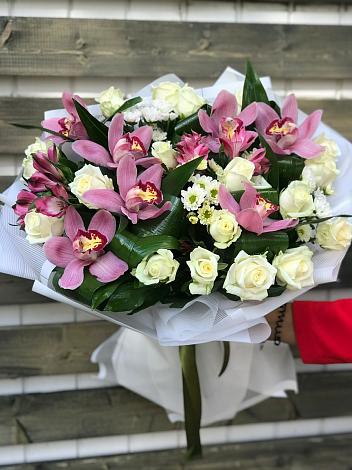 Букет цветов из: Розы и Хризантемы в Белозерный