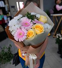 Букет цветов из:  Герберы, Розы и Хризантемы в Белозерный
